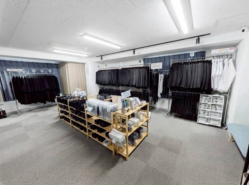 店内の様子 喪服ラックと売り場全景