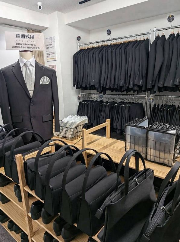 礼服のコーディネート例とバッグコーナー